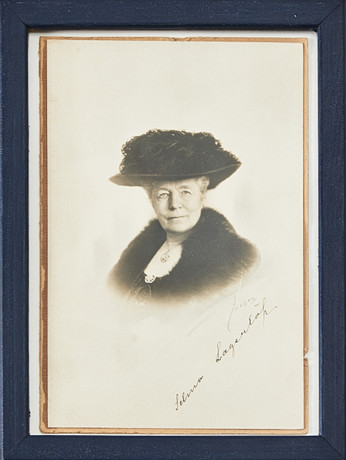 FOTOGRAFI föreställande Selma Lagerlöf, med signatur, samt fotograf Jaeger signatur. på auktion hos Stockholms Auktionsverk Magasin 5