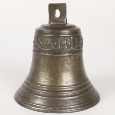 VÄLLINGKLOCKA, märkt "ATSAHD", gjuten metall, daterad 1692. på auktion hos Helsingborgs Auktionskammare