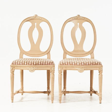 STOLAR, 1 par, gustaviansk stil, svenska modellen, skuren dekor, bemålade, 1900-talets slut. på auktion hos Stockholms Auktionsverk Magasin 5