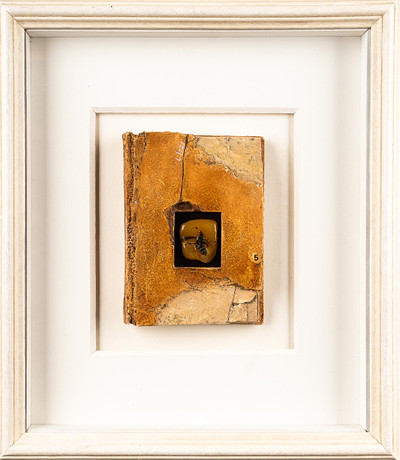 MALCOLM WHITTAKER. Blandteknik, "Bound queen" signerad, daterad 2018. på auktion hos Norrlands Auktionsverk