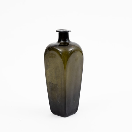 GIN/OLJEFLASKA, sannolikt Holland, glas, 1700-tal. på auktion hos Auktionshuset Kolonn