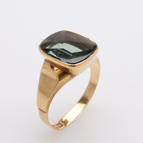 KLACKRING, MED SYNTETISK SLIPAD TURMALIN, 18K GULD, VIKT CA 4,2 GRAM. på auktion hos Crafoord Auktioner Lund