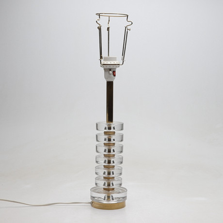 CARL FAGERLUND. bordslampa, glas/mässing, "RD 1983", Orrefors, Sverige, 1960-tal. på auktion hos Gomér & Andersson Norrköping