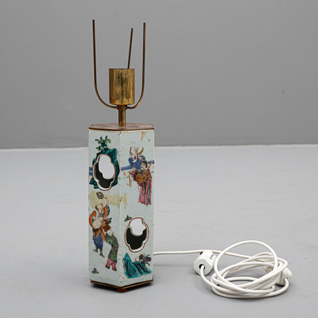 BORDSLAMPA, omgjord från perukstock Kina, med mässingsmontering från Svenskt tenn no 2623. på auktion hos Södermanlands Auktionsverk