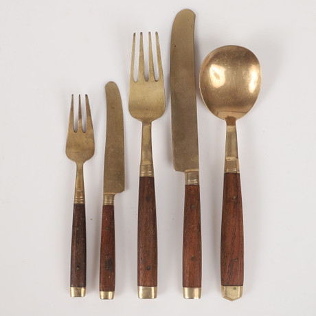 BESTICKUPPSÄTTNING, 38 delar, mässing/teak, 1900-tal. på auktion hos Helsingborgs Auktionskammare