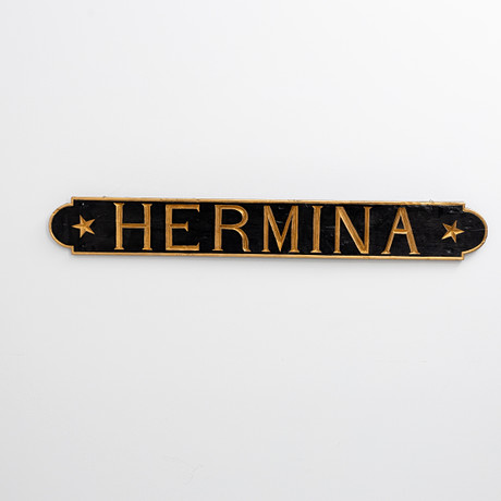 BÅTSKYLT , bemålat trä, "Hermina". på auktion hos Auktionshuset Kolonn
