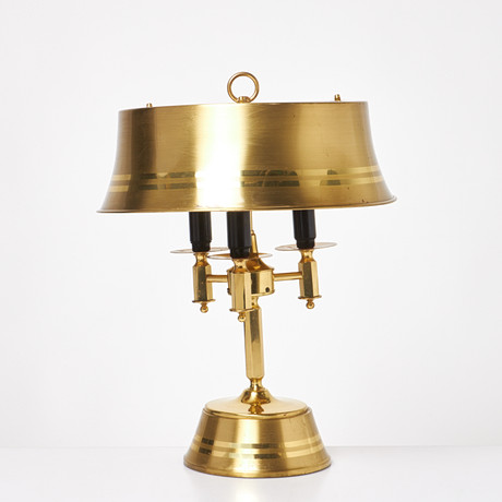 BORDSLAMPA, ÖIA (Örsjö Industri AB), mässing, skärm och fot mässingplåt, 3 st ljuskällor, 1900-talets andra hä på auktion hos Stockholms Auktionsverk Sickla