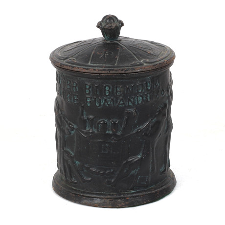 TOBAKSBURK, gjutjärn, "Inter Bibendum Large Fumandum 1800", 1900-tal. på auktion hos Stadsauktion Sundsvall