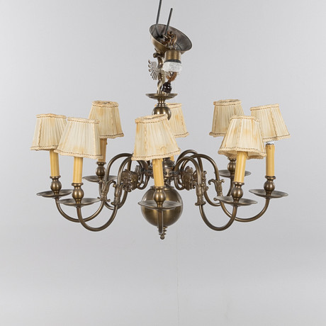TAKLAMPA, malm, 8 ljusarmar, 1900-tal. på auktion hos Stockholms Auktionsverk Helsingborg