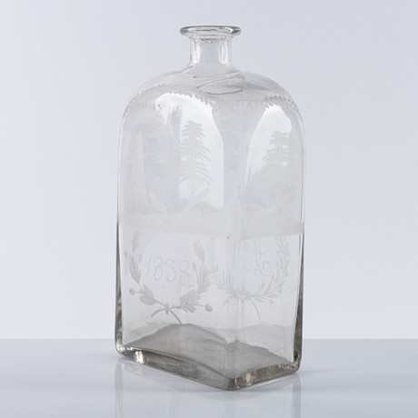FLASKA, glas, slipat jaktmotiv med monogram JS och datering 1838. på auktion hos Auktionshuset Kolonn