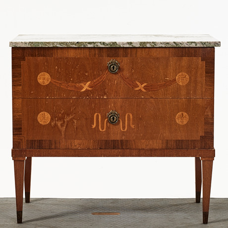BYRÅ, fanérad i mahogny, stenskiva, intarsiadekor, 1900-talets första hälft. på auktion hos Stockholms Auktionsverk Magasin 5