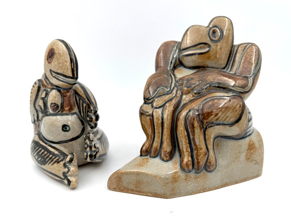 STEN LYKKE MADSEN (Danmark, född 1937). Skulpturer, 2 st, föreställande surrealistiska figurer, glaserat steng på auktion hos Skandia Auktion