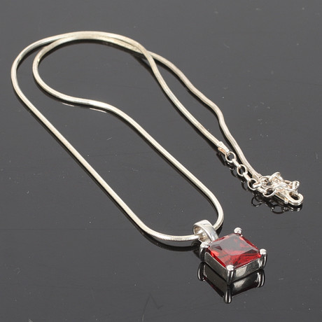 HÄNGE och KEDJA, silver, med röd sten, 19/2000-tal. på auktion hos Stadsauktion Sundsvall