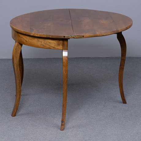 HALVMÅNEBORD / SPELBORD, ROKOKO-STIL, 1800-TAL. på auktion hos Auktionskammaren Sydost Kalmar