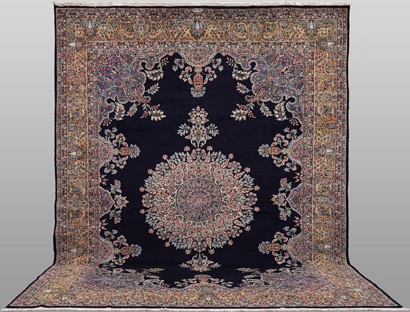 MATTA, Kirman lavar, semiantik, cirka 436 x 280 cm. på auktion hos RA Auktionsverket Norrköping