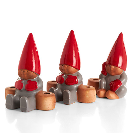 LISA LARSON. Ljusstakar/figuriner, 3 st, ur "Tomtefamiljen", delvis glaserad keramik, Lisa Larson Design. på auktion hos Crafoord Auktioner Stockholm