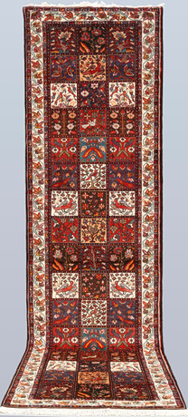 MATTA, gallerimodell, figural Baktiari, cirka 400 x 115 cm. på auktion hos RA Auktionsverket Norrköping
