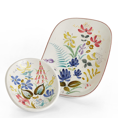 STIG LINDBERG. Skålfat, 2 st, Gustavsbergs studio, fajans med polykrom dekor av blomster, 1900-talets mitt. på auktion hos Crafoord Auktioner Stockholm