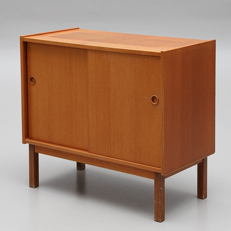 SKÅP, fanerat i teak, 1950/60-tal. på auktion hos Auktionsmagasinet Vänersborg