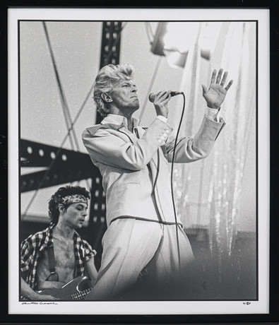 FOTOGRAFI, original David Bowie, numrerad 4/20, signerad, Ullevi 1983, Kenneth Eneroth. på auktion hos Södermanlands Auktionsverk