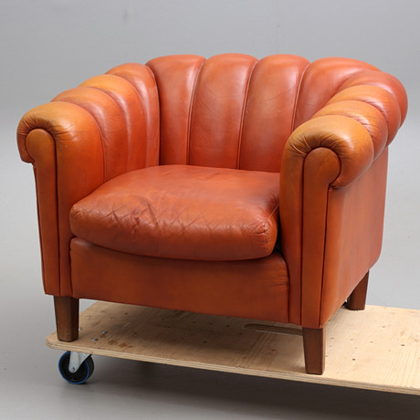FÅTÖLJ, Chesterfield-modell, läder, 1900-talets senare del. på auktion hos Auktionshuset Thelin & Johansson