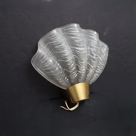 VÄGGLAMPA, Coquille", ASEA,” mässing, med snäckformad skärm. på auktion hos Falun Auktionsbyrå