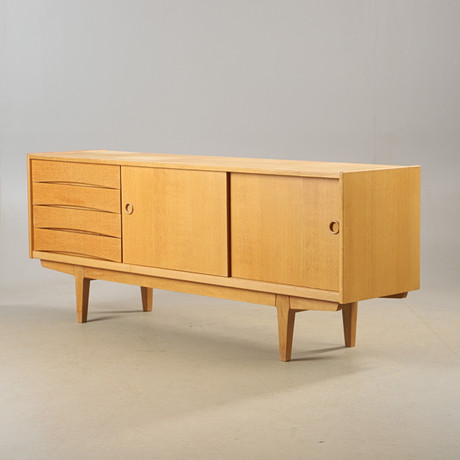 ERIK WÖRTZ. Sideboard, "Ulvö", ek, IKEA, 1900-talets mitt. på auktion hos Helsingborgs Auktionskammare
