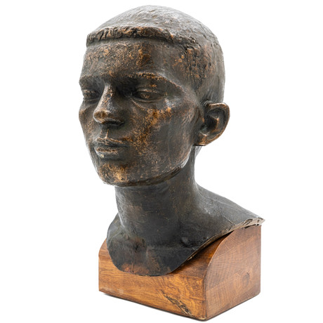 BROR MARKLUND. Skulptur, "Sittande pojken", Patinerad Brons. på auktion hos Norrlands Auktionsverk