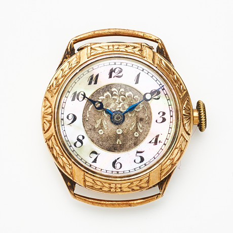 ARMBANDSUR, 14 k guld, manuell, blånerade visare, arabiska siffror, plexiglas, urtavla av pärlemor, graverad d på auktion hos Stockholms Auktionsverk Magasin 5