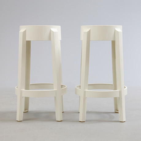 PHILIPPE STARCK. Pallar, ett par, plast, "Charles Ghost", formgiven för Kartell, Italien. på auktion hos Gomér & Andersson Nyköping