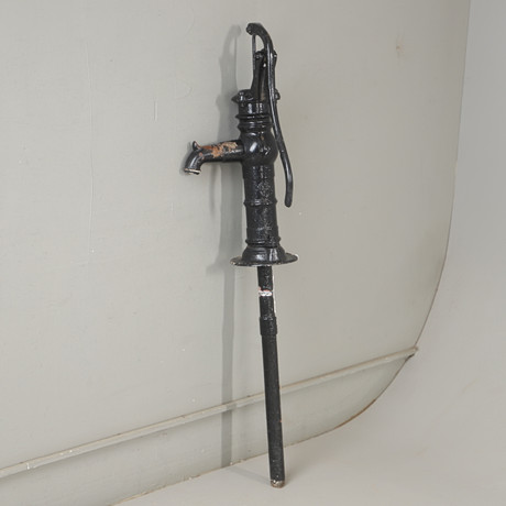 VATTENPUMP, gjutjärn, 1900-talets första hälft. på auktion hos Helsingborgs Auktionskammare