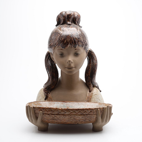 FIGUR, LLADRO, flicka med skål, porslin. på auktion hos Crafoord Auktioner Lund