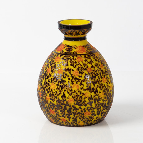 VAS, glas, s.k. pekingglas, Kina, reliefdekor i gult och rödbrunt, 1900-talets mitt. på auktion hos Stockholms Auktionsverk Helsingborg