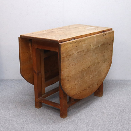 SLAGBORD, allmoge, furu, 1800-tal. på auktion hos Markus Auktioner