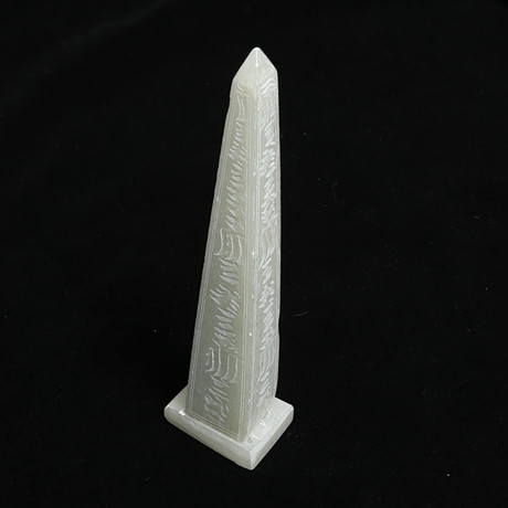 OBELISK, täljsten, med inristade tecken. på auktion hos Kalmar Auktionsverk