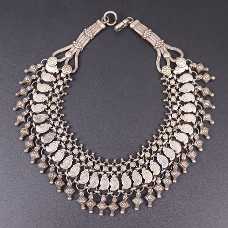 COLLIER, Rajasthan, Indien, vitmetall, 1900-tal. på auktion hos Markus Auktioner