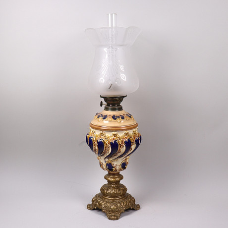 BORDSFOTOGENLAMPA, majolika, jugend, runt 1900. på auktion hos Markus Auktioner