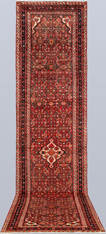 MATTA. Hamadan gallerimodell, 425 x 103 cm. på auktion hos Södermanlands Auktionsverk