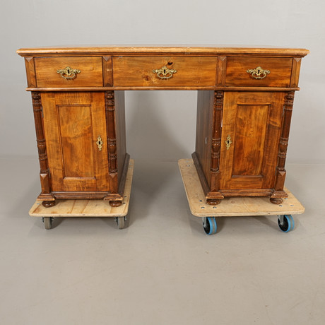 SKRIVBORD 1900-tal. på auktion hos Höörs Auktionshall