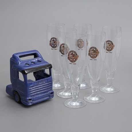 SCANIA, jubileumsglas samt ljuslykta, 1990-tal. på auktion hos Auktionshuset Thelin & Johansson