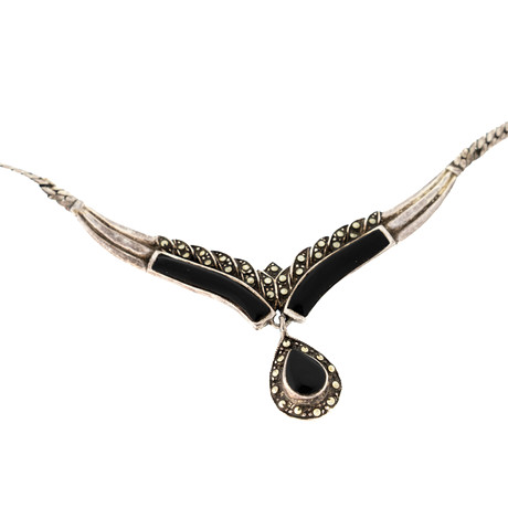COLLIER, silver, med svart sten. på auktion hos Norrlands Auktionsverk