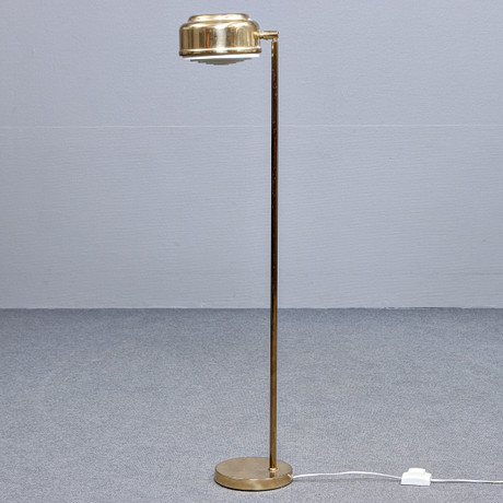 GOLVLAMPA MED RASTER, BÖRJE CLAES, MODELL 701, MÄSSING, NORLETT ELIT. på auktion hos Auktionskammaren Sydost Kalmar