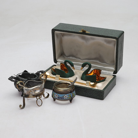 SALTKAR, 5 st, olika material, b.la. Limoges. på auktion hos Gomér & Andersson Norrköping
