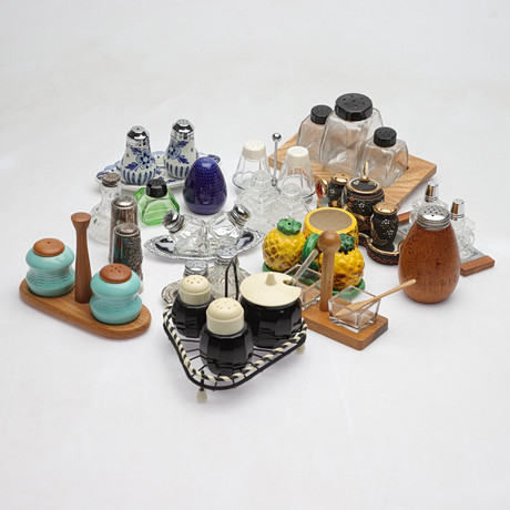 SALT-/PEPPARKAR, ca 17 st/set, olika material, 1900-tal. på auktion hos Gomér & Andersson Norrköping