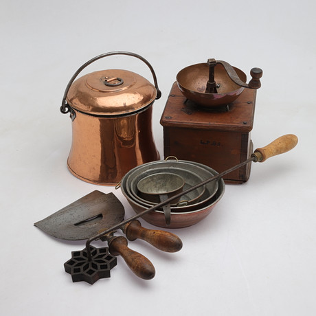 ALLMOGEFÖREMÅL, parti, ca 9 delar, trä och metall, 18/1900-tal. på auktion hos Gomér & Andersson Norrköping