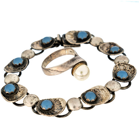 ARMBAND OCH RING, silver, med ljusblå stenar. på auktion hos Norrlands Auktionsverk