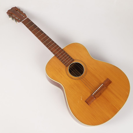 GITARR, akustisk, Bjärton Musikinstrumentfabrik, Bjärnum. på auktion hos Helsingborgs Auktionskammare