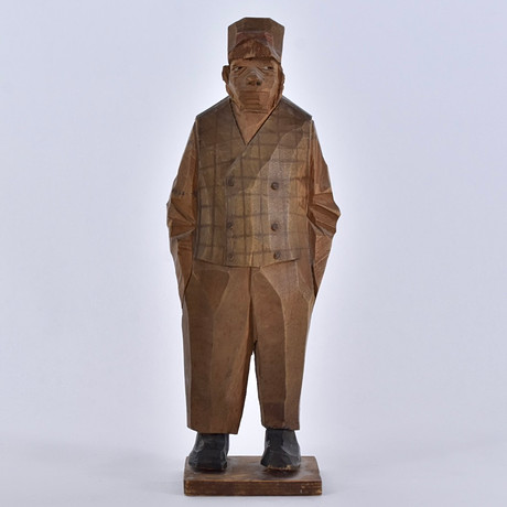 OKÄND KONSTNÄR. skulptur, skuret och delvis bemålat trä, stående man. på auktion hos Halmstads Auktionskammare