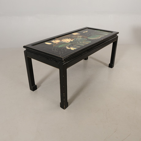 SOFFBORD orientalisk stil med dekor av blommor. på auktion hos Höörs Auktionshall