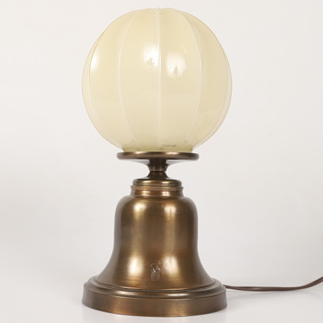 BORDSLAMPA, patinerad mässing och glas, Konsthantverk AB, Tyringe, 1900-talets andra hälft. på auktion hos Helsingborgs Auktionskammare